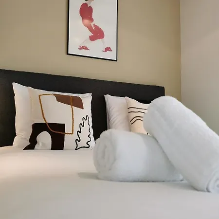 Shway - The Red With Pearls Apartment